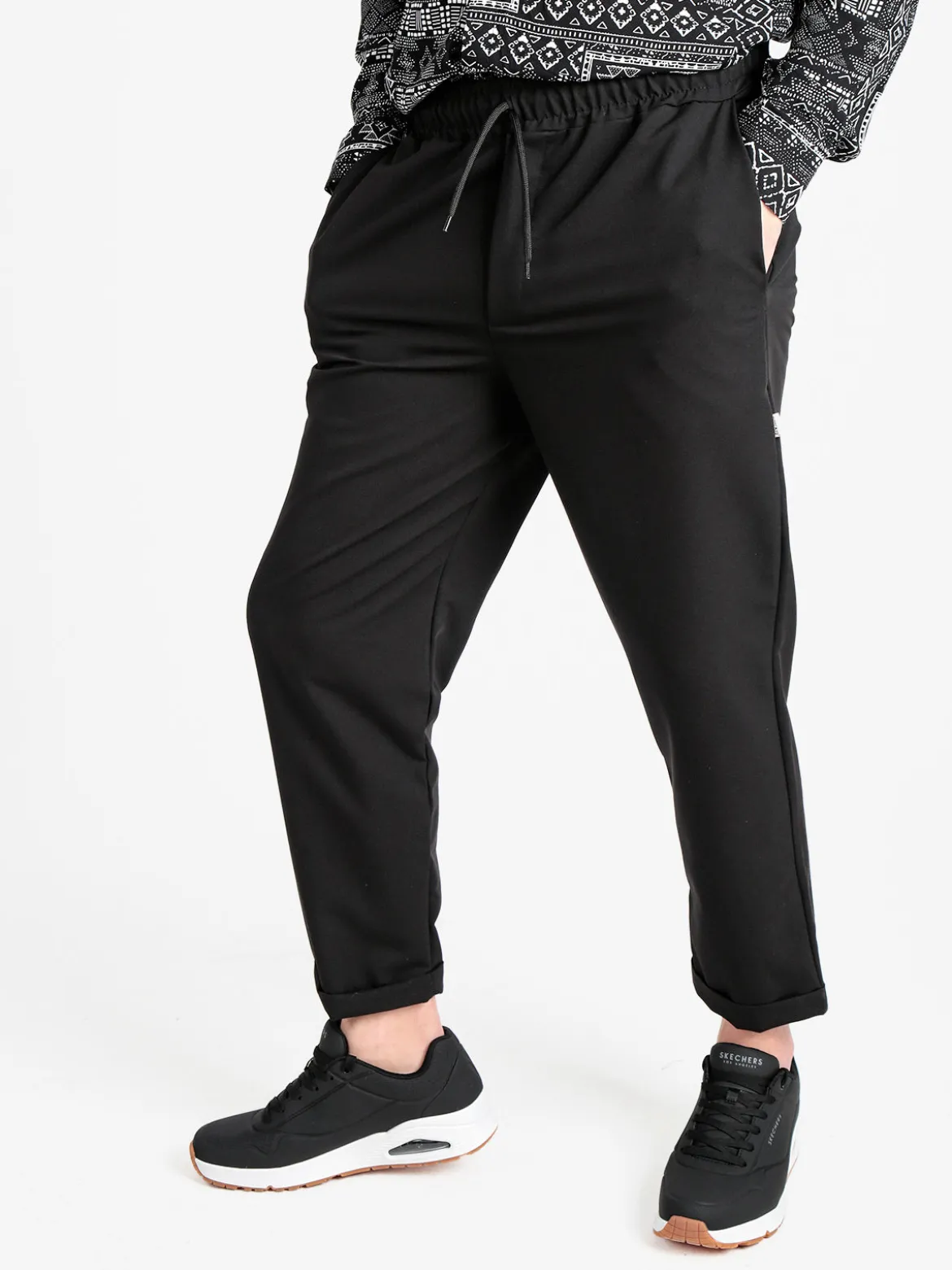 Close-Up Pantaloni casual da uomo con coulisse e risvolto finale