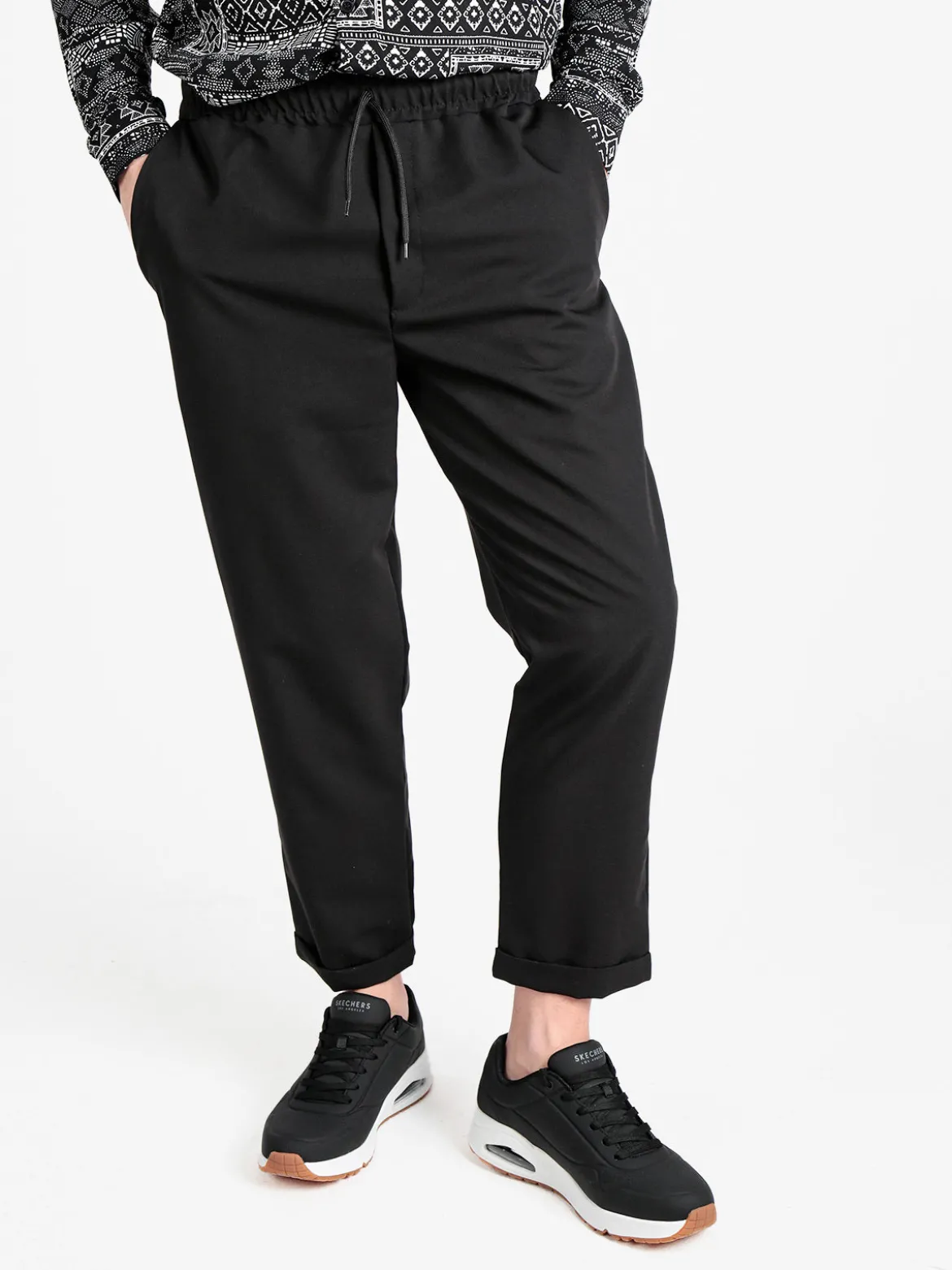 Close-Up Pantaloni casual da uomo con coulisse e risvolto finale