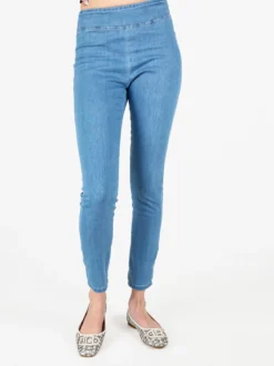 Gladys Jeggins in jeans donna