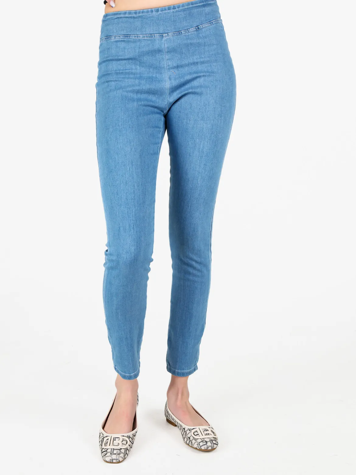 Gladys Jeggins in jeans donna