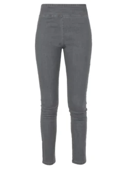 Gladys Jeggins in jeans donna