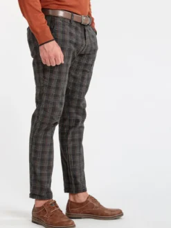 Guy Pantalone slim a quadri con risvolti