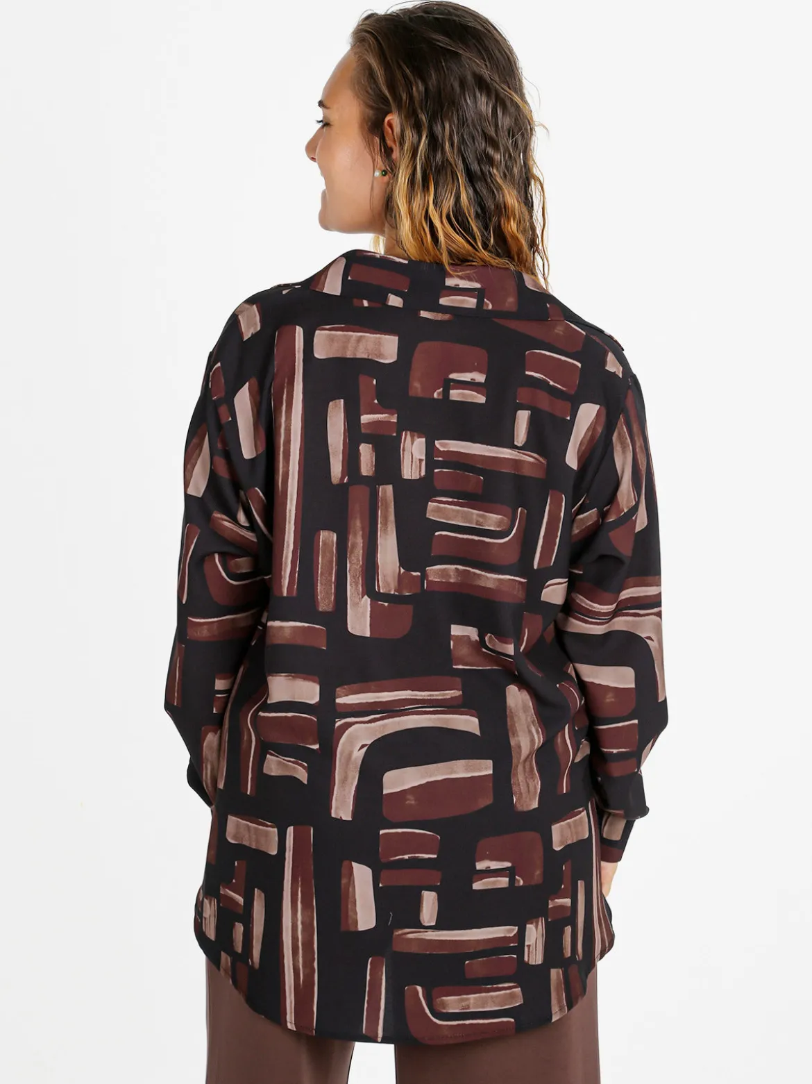 Miss E Co Camicia donna fantasia a maniche lunghe con scollo a V linea curvy - marrone