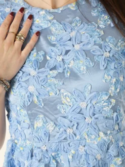 Monte Cervino Abito donna in tulle con ricami a fiori e maniche corte - azzurro