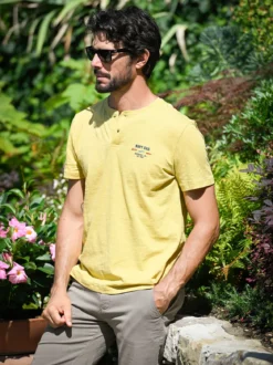 Navy Sail T-shirt da uomo in cotone con bottoni - senape