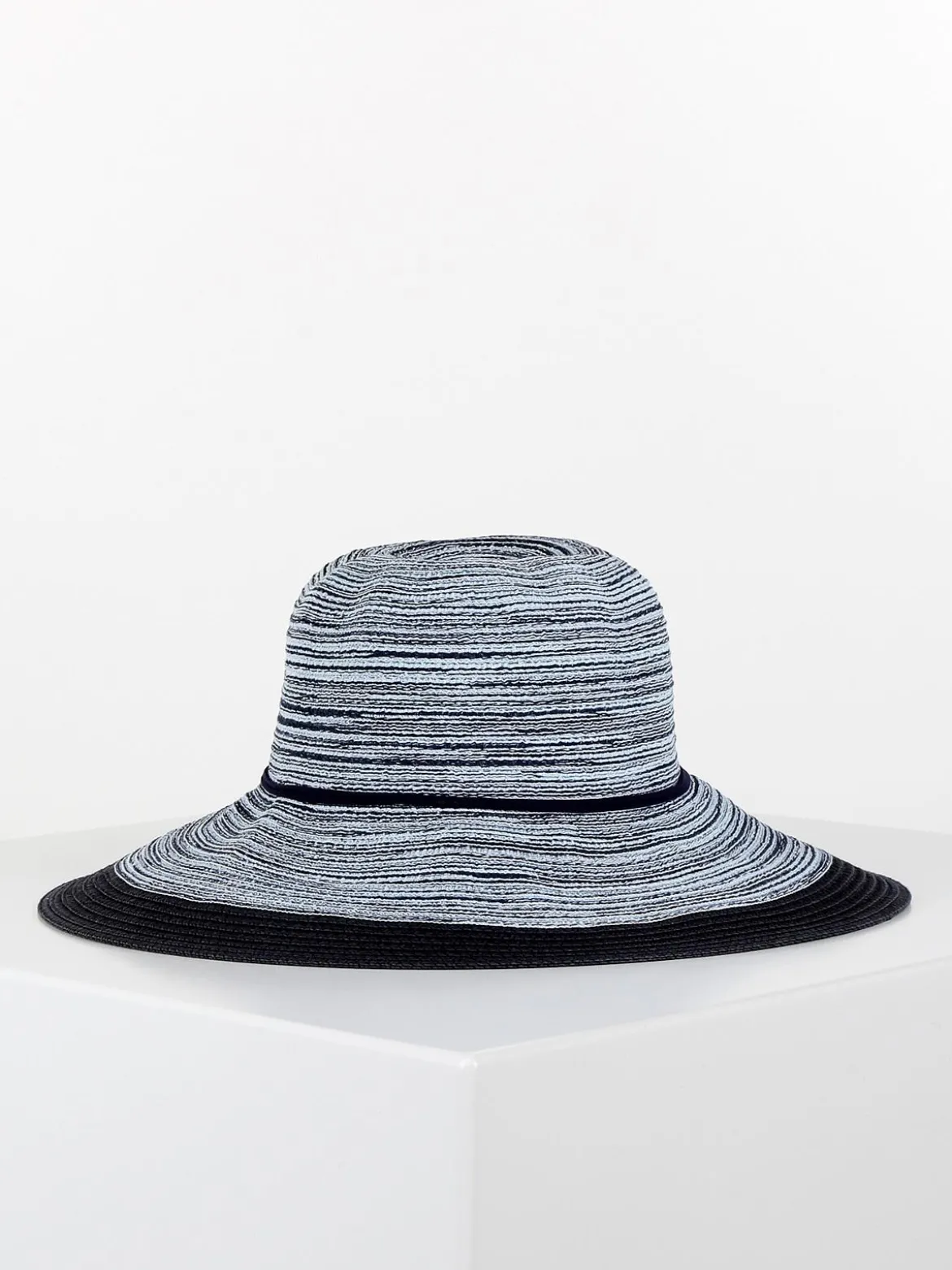 Solada Cappello con nastrino e nappine