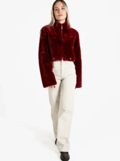 Solada Giacca donna cropped in pelliccia sintetica con coulisse - bordeaux