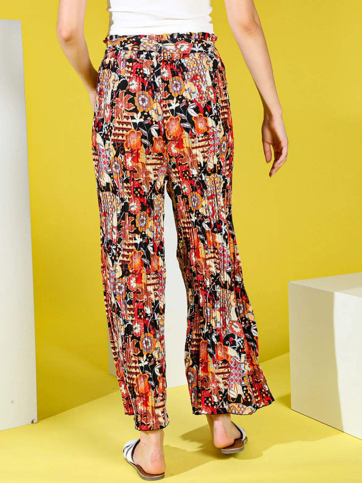 Solada Pantaloni donna plissettati a gamba larga con stampe - nero