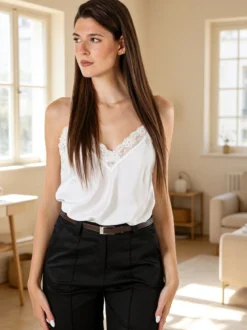 Solada Top donna effetto raso con scollo in pizzo e spalline strette - bianco