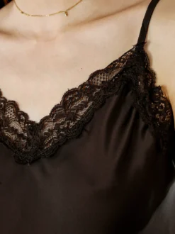 Solada Top donna effetto raso con scollo in pizzo e spalline strette - moro