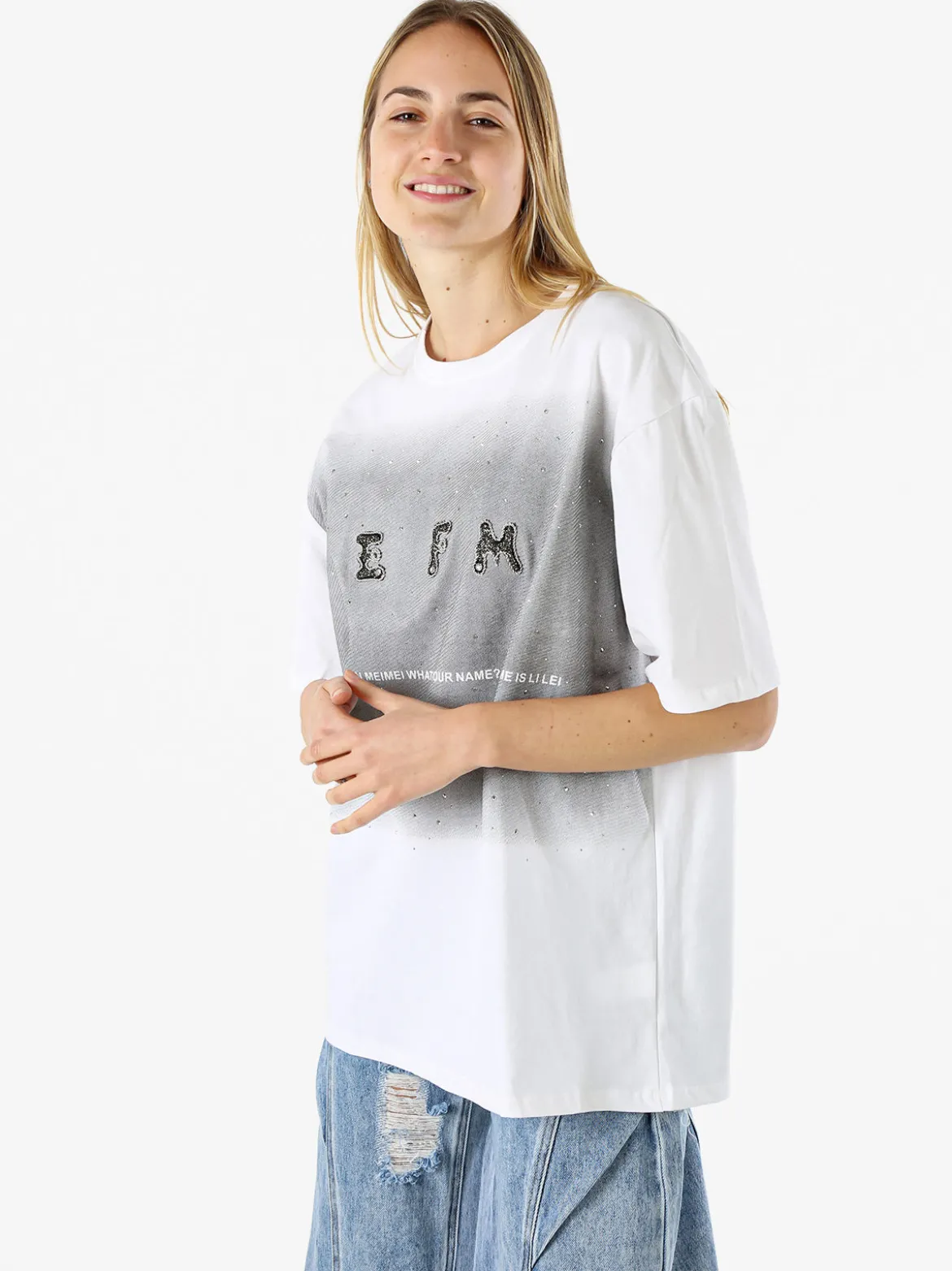 Solada T-shirt oversize da donna con lustrini e microborchie - bianco