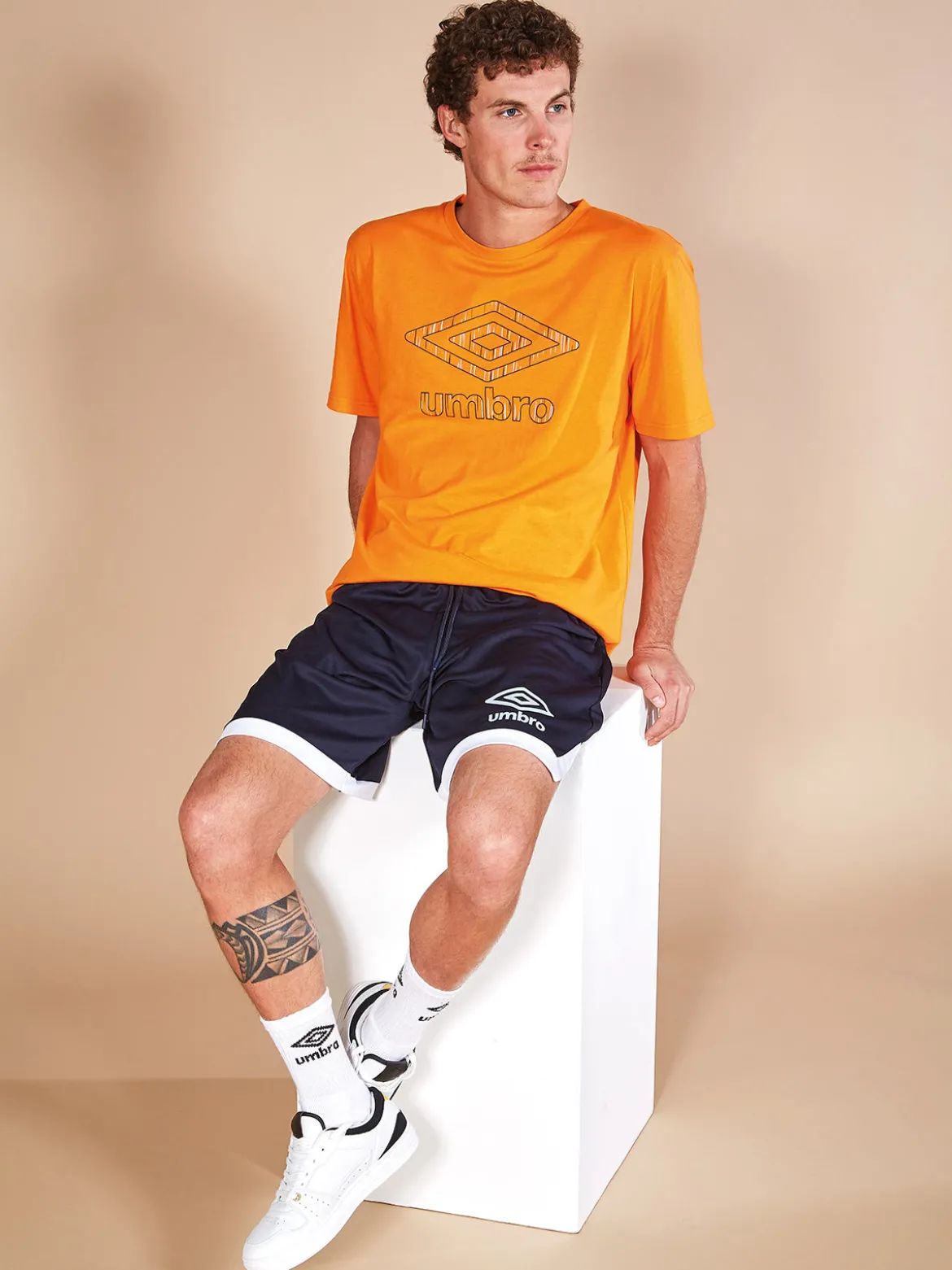 Umbro Completo corto da uomo con logo t-shirt in cotone e bermuda sportivi - arancione