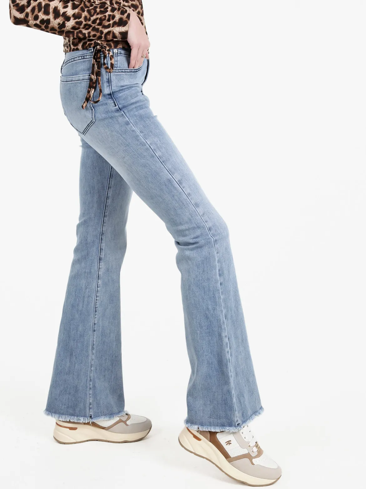 Vale Denim Jeans donna slim fit con finale sfrangiato a zampa